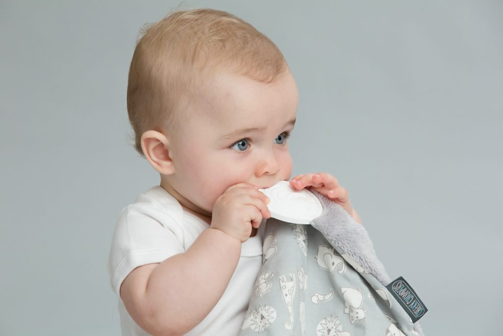 Teething: How to help your baby soothe the pain?