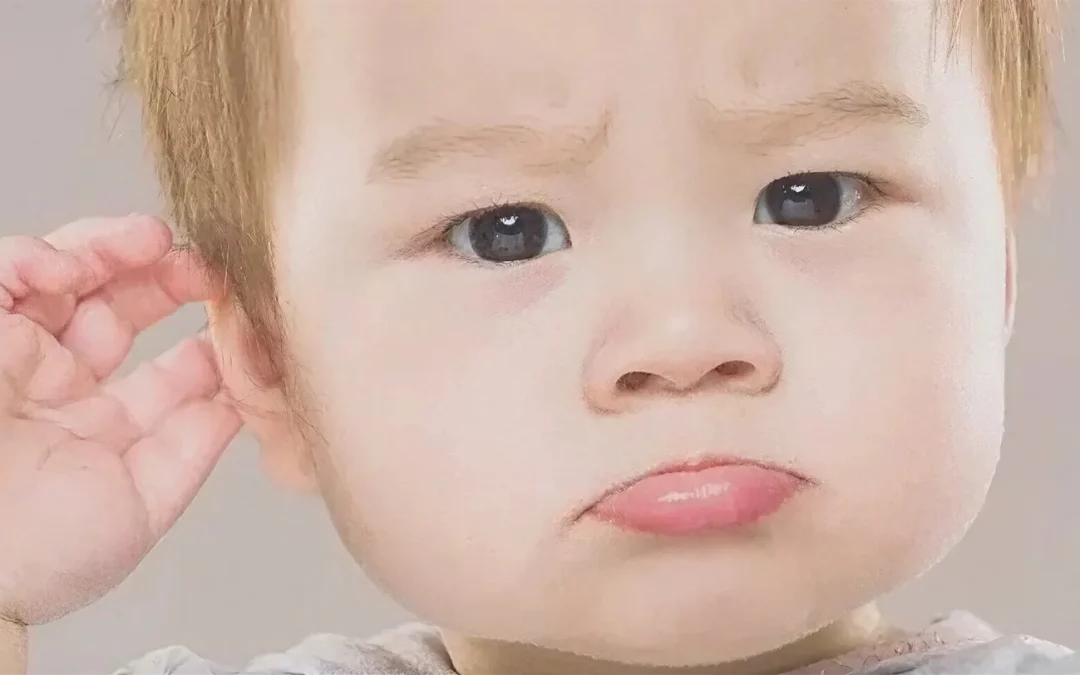 Por qué tu bebé no deja de tocarse las orejas