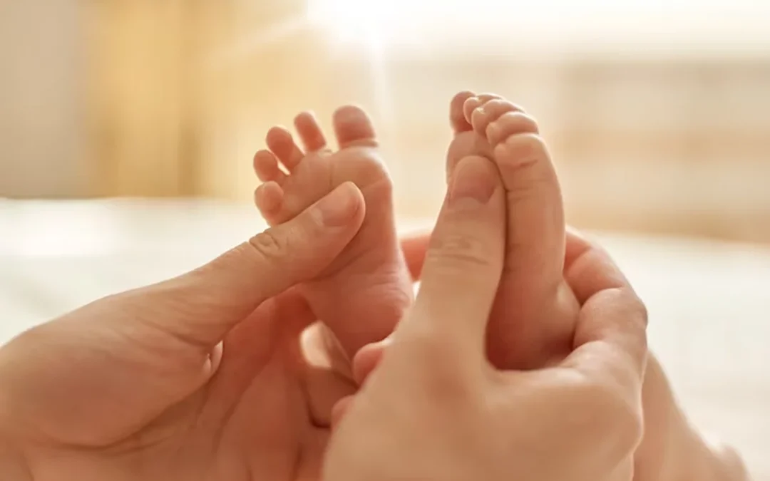 Masser bébé : bienfaits et conseils essentiels
